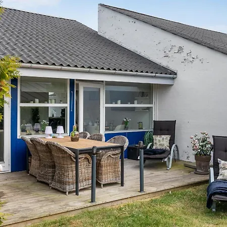 Stunning In Vaeggerlose With Wifi Hébergement de vacances Bøtø By